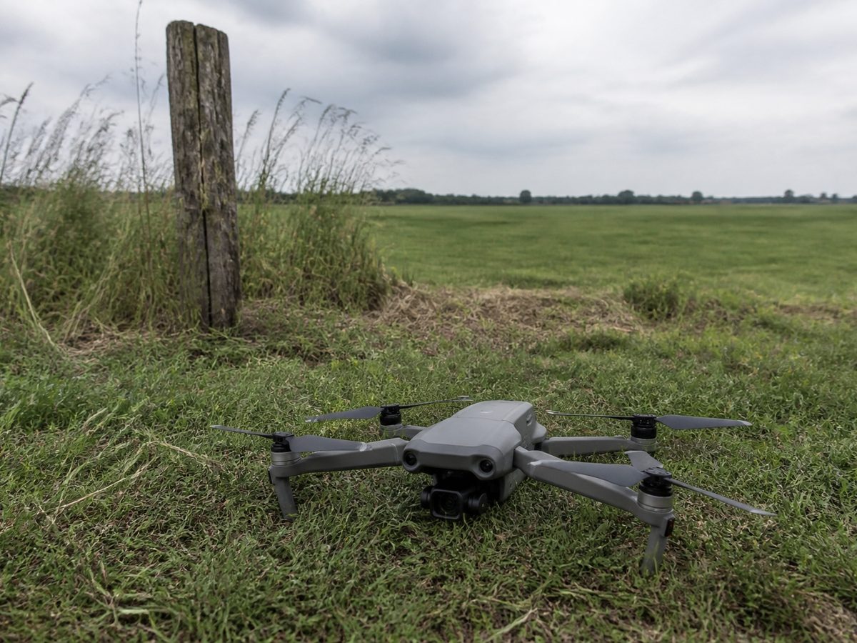 Drone op een grasveld aan de rand van een weiland, klaar voor vertrek