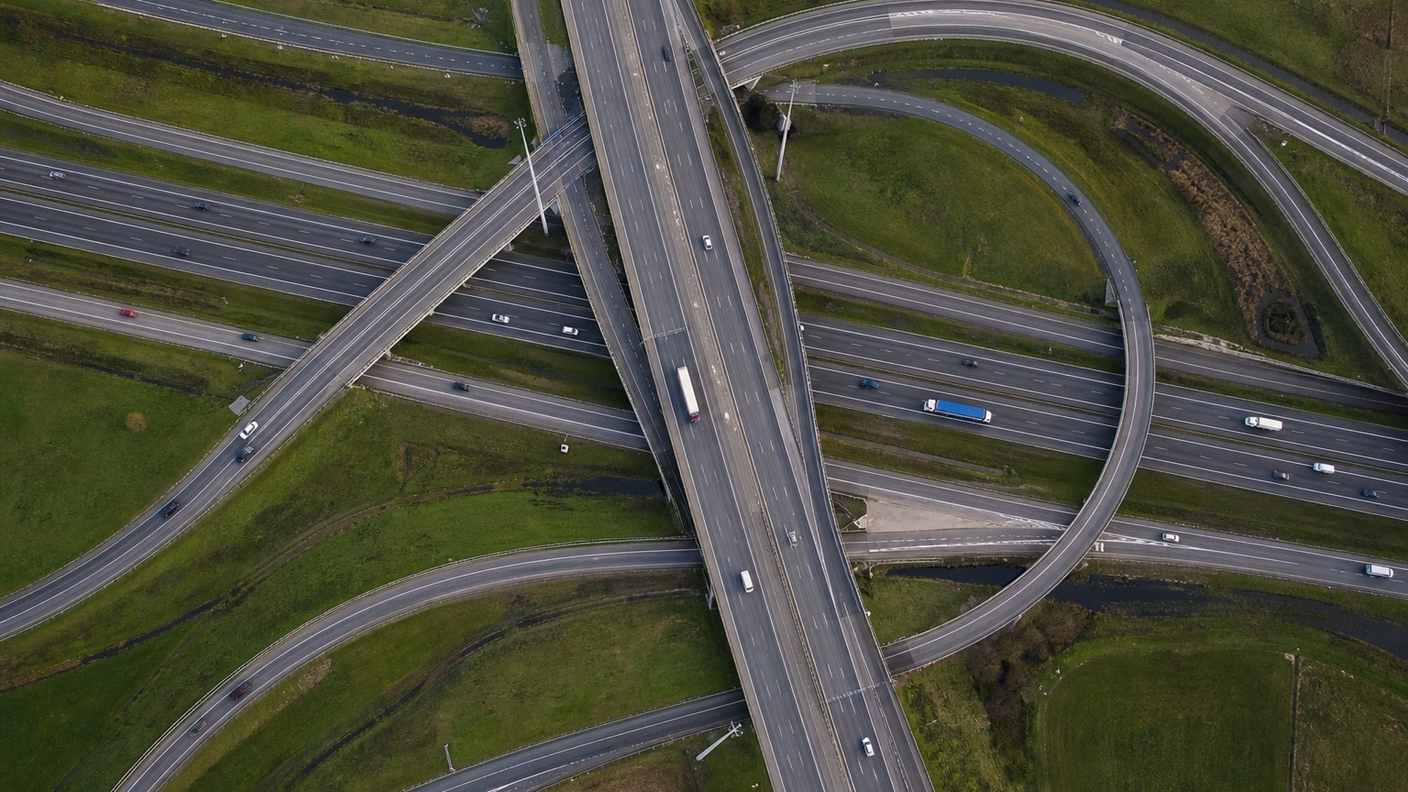 Verkeersknooppunt recht van boven met gebogen op- en afritten